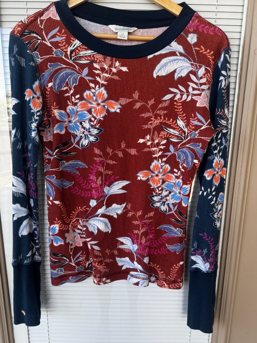 Sundance thermal top womens xs burgundy & Navy Floral Long-Sleeve